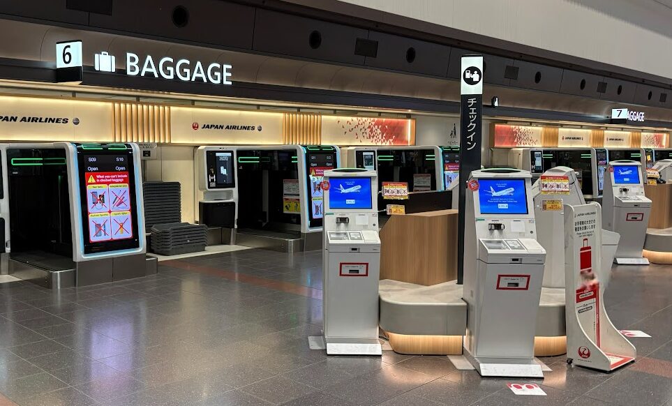 自動チェックイン機と自動預け入れ機の写真