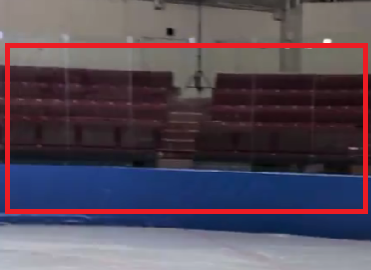 舞台裏撮影動画内の赤い座席時計付近の写真