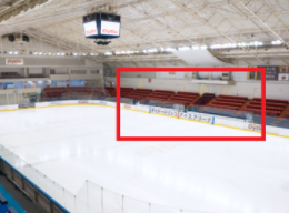 東伏見アイスアリーナ赤い席の写真