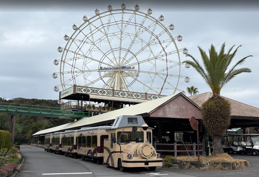 アドベンチャーワールドの観覧車とケニア号の写真
