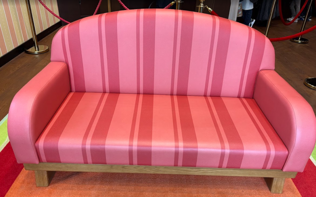 ポケモン大好きクラブ会長のソファの写真