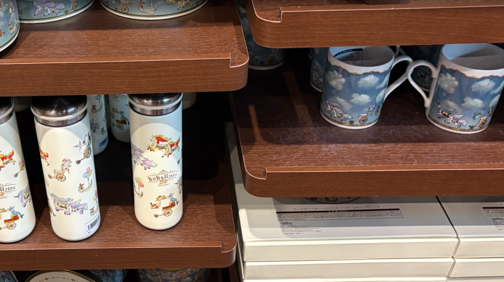 水筒とカップの写真