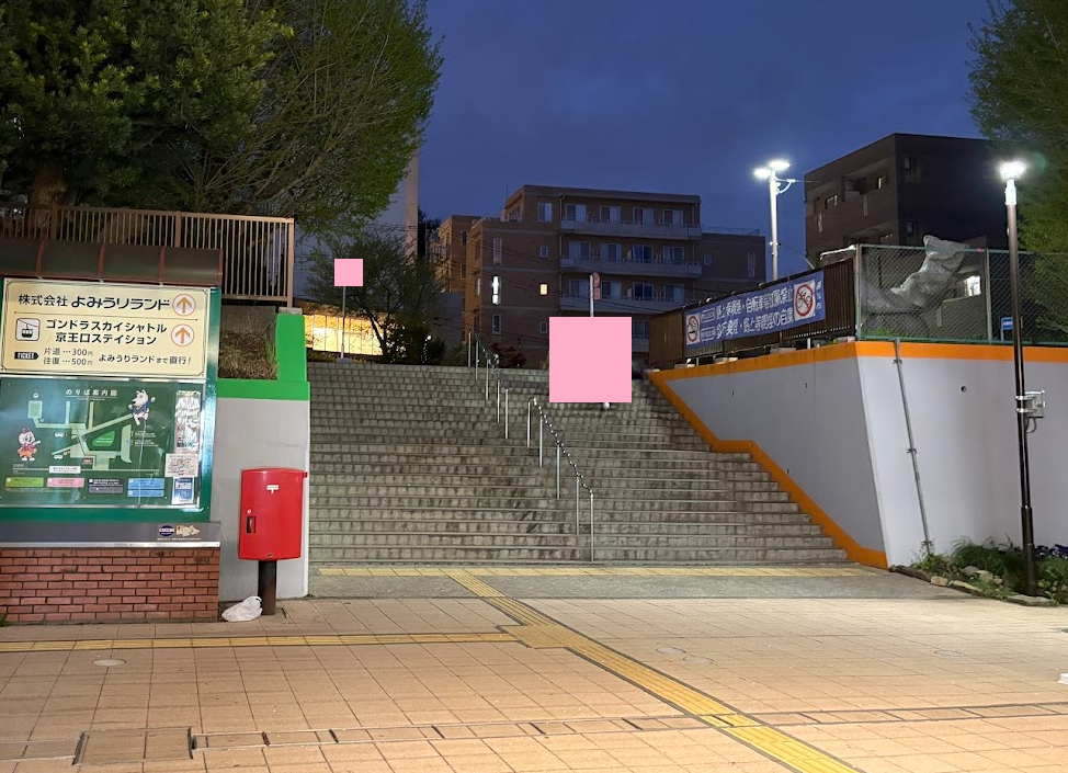 駅前の階段の写真