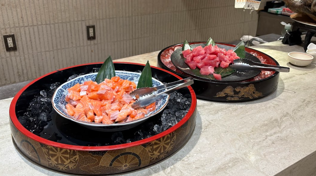 夕食会場の刺身の写真