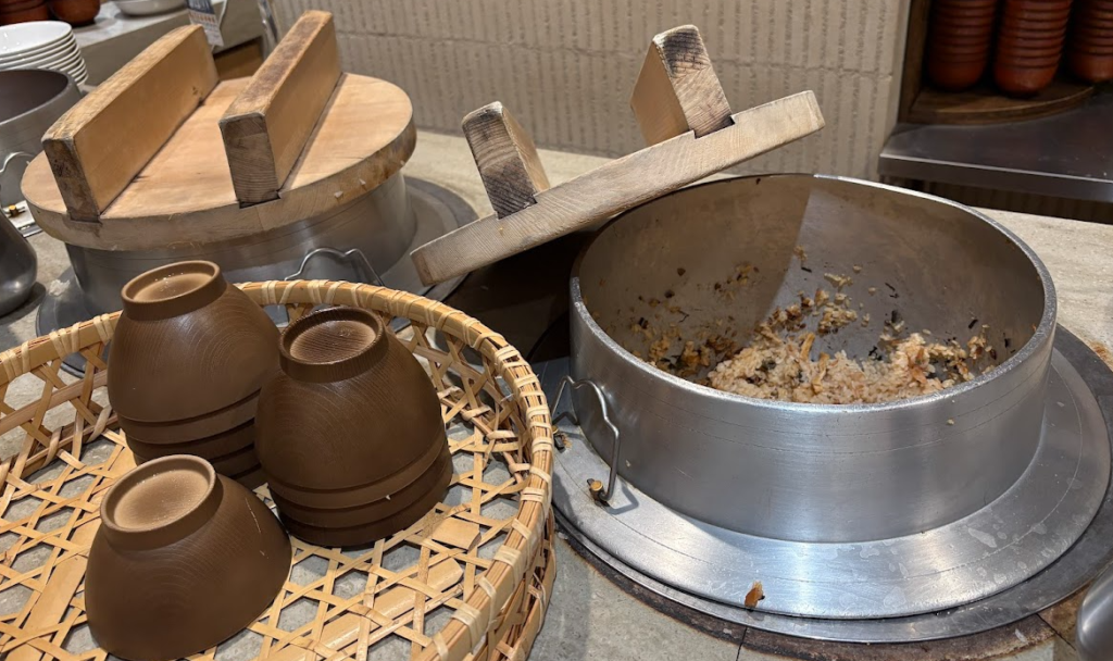 夕飯の釜炊きご飯の写真